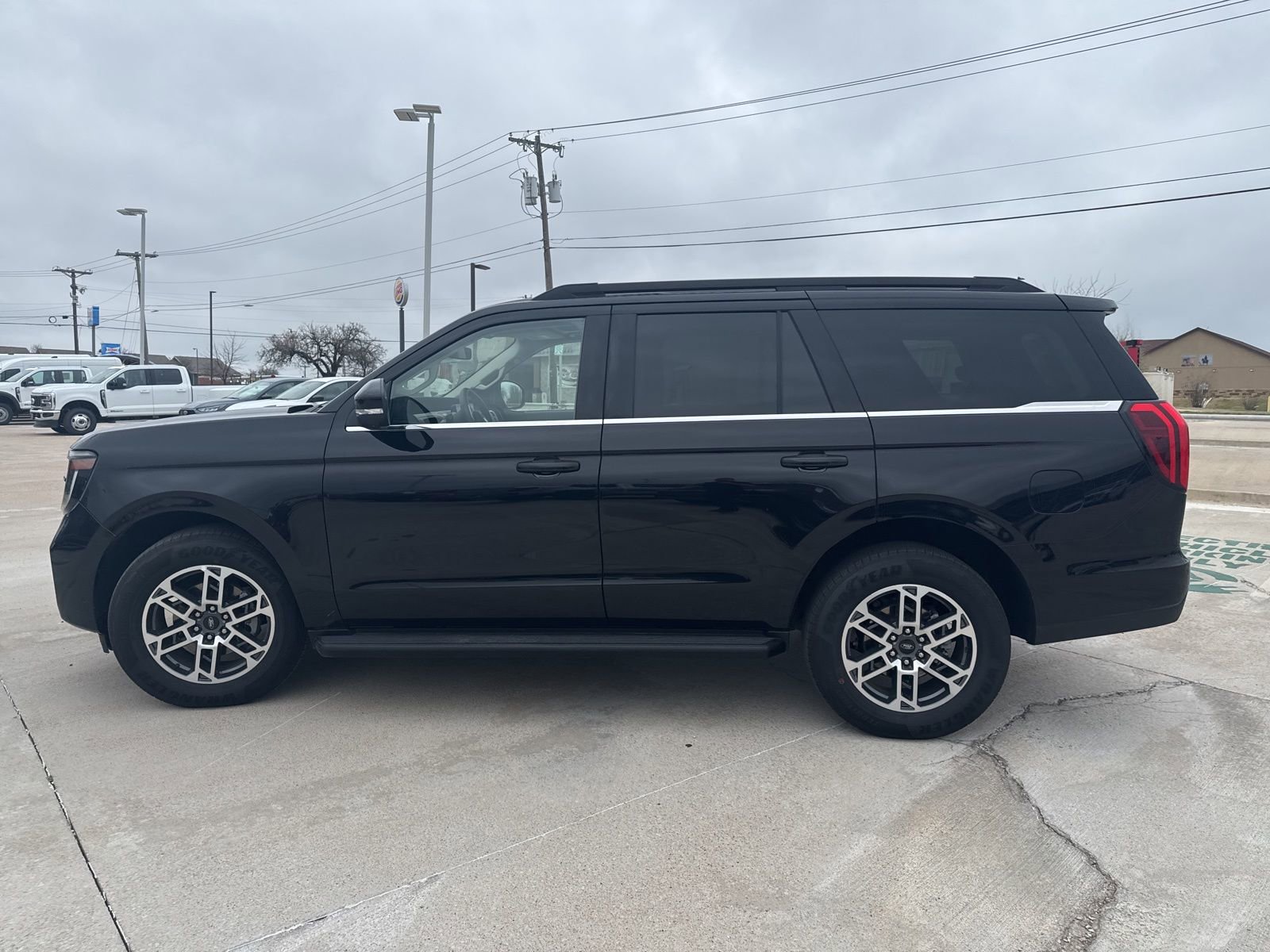 Certified 2025 Ford Expedition Active image 6