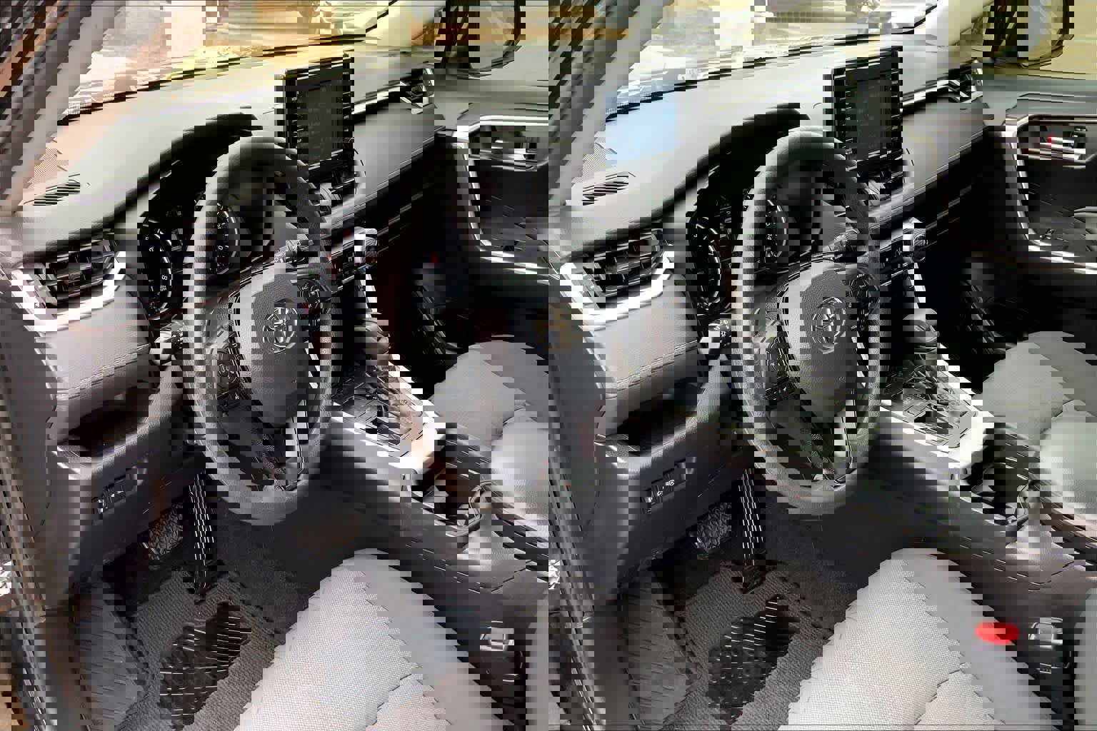 Used 2020 Toyota RAV4 XLE image 17