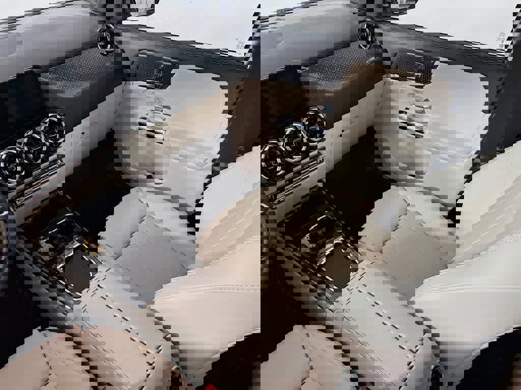 Used 2025 Mercedes-Benz GLA 250 4MATIC image 14