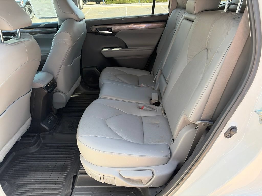 Used 2023 Toyota Highlander Limited FWD image 19