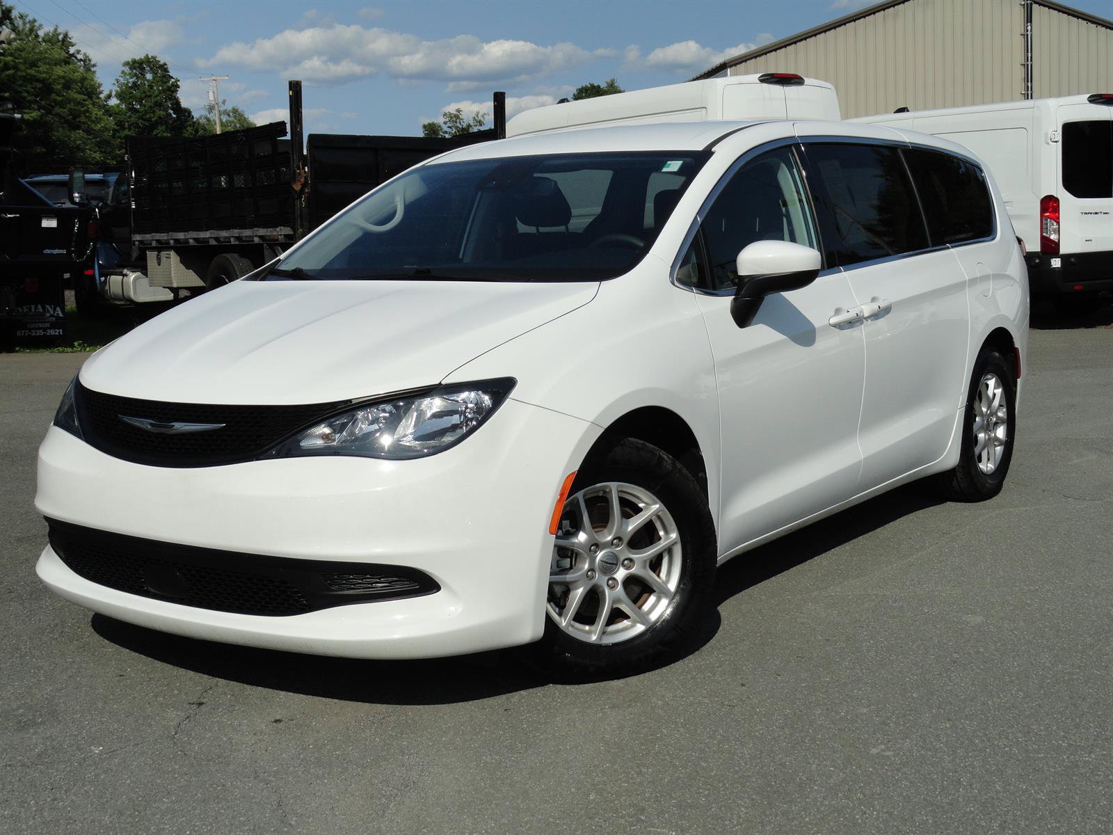 Used 2023 Chrysler Voyager LX FWD image 1