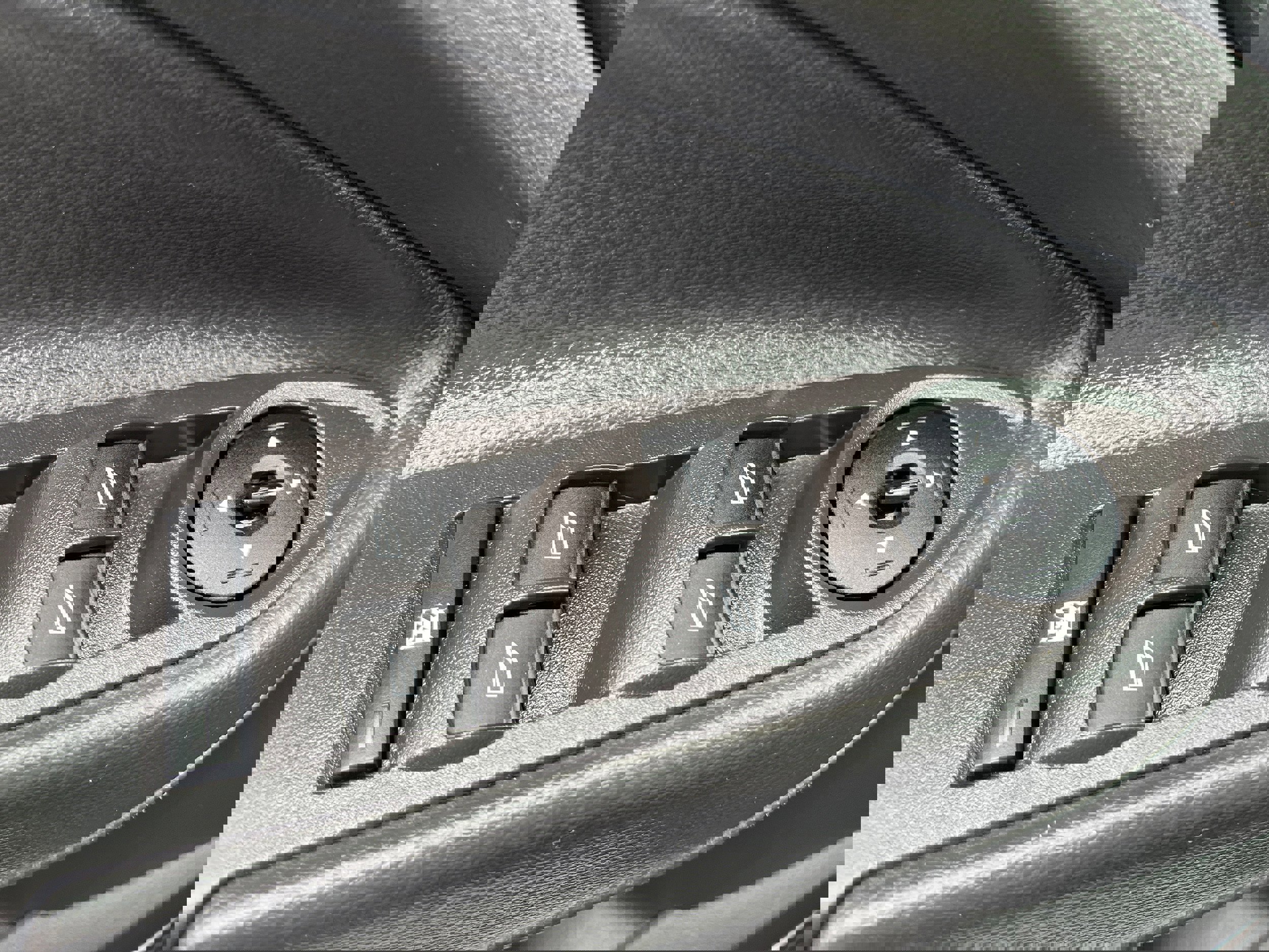 Certified 2018 Ford Escape SE w/ Ford Safe & Smart Package image 24