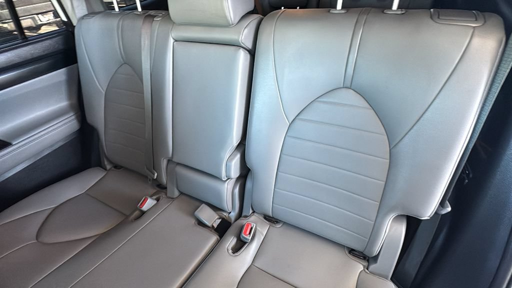 Used 2021 Toyota Highlander XLE FWD image 23