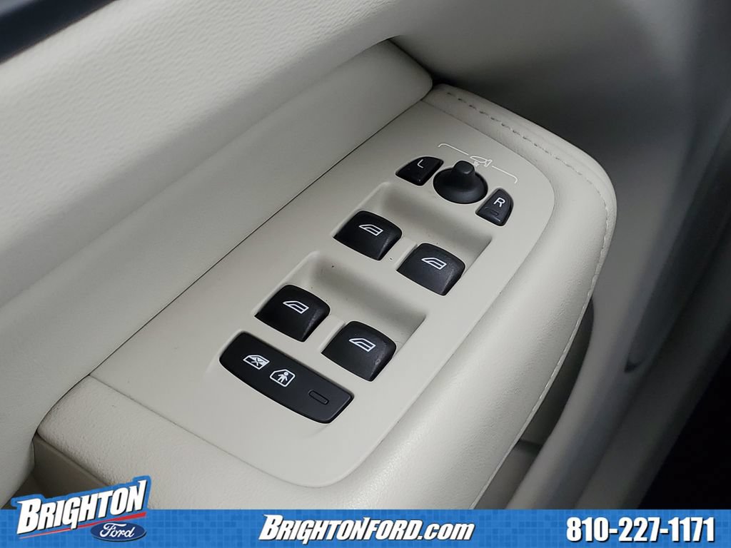 Used 2023 Volvo XC60 B5 Plus AWD/4WD image 17