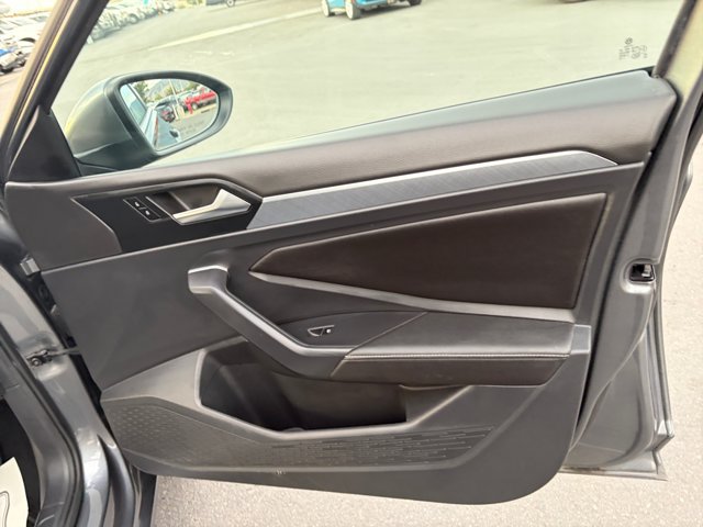 Used 2022 Volkswagen Jetta SE w/ Panoramic Sunroof Package FWD image 16