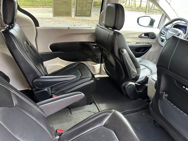 Used 2024 Chrysler Pacifica Touring-L image 20