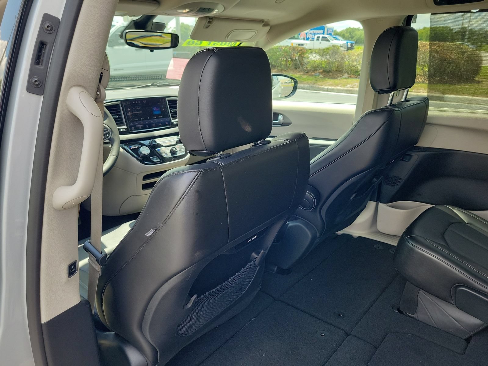 Used 2024 Chrysler Pacifica Touring-L FWD image 10