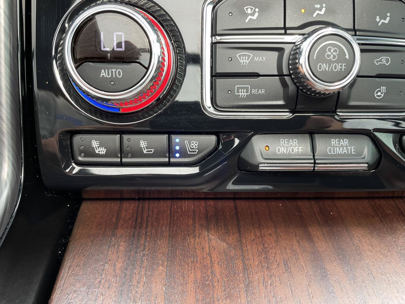 Used 2024 GMC Yukon XL Denali Ultimate AWD/4WD image 34