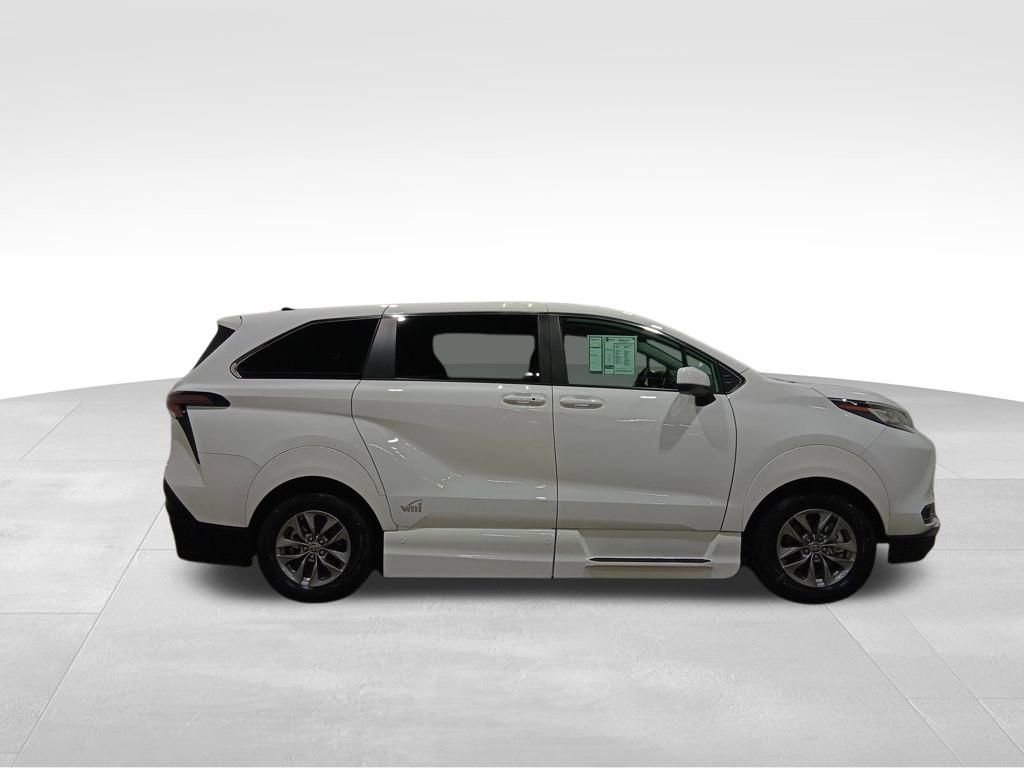 Used 2023 Toyota Sienna LE image 7