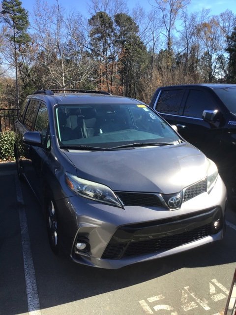Used 2018 Toyota Sienna SE Premium image 2