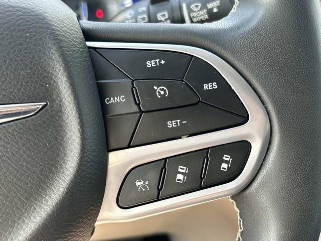 Used 2022 Chrysler Pacifica Touring-L FWD image 39
