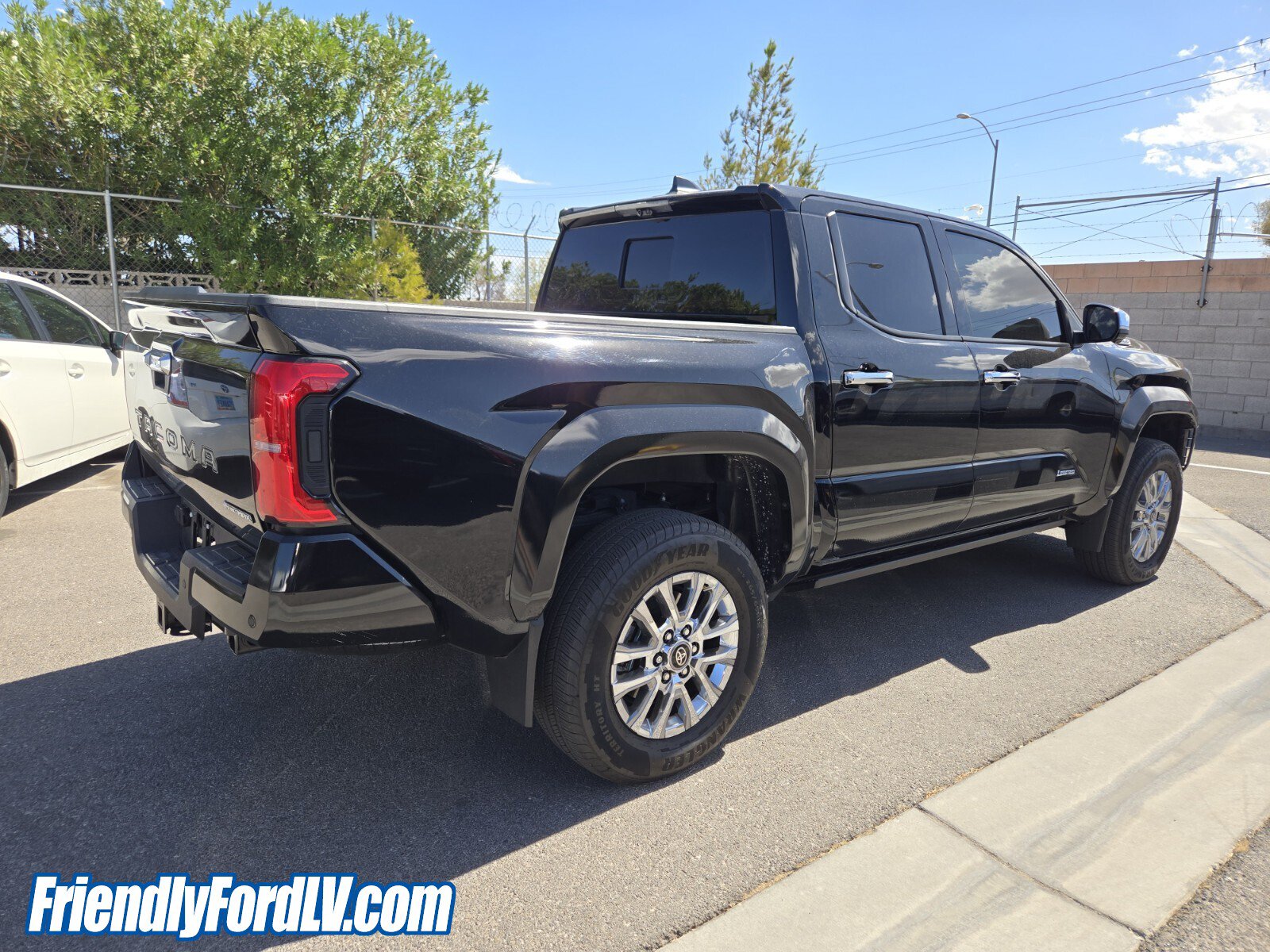 Used 2025 Toyota Tacoma Limited AWD/4WD image 4