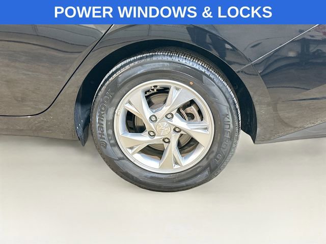 Used 2022 Hyundai Elantra SE image 11