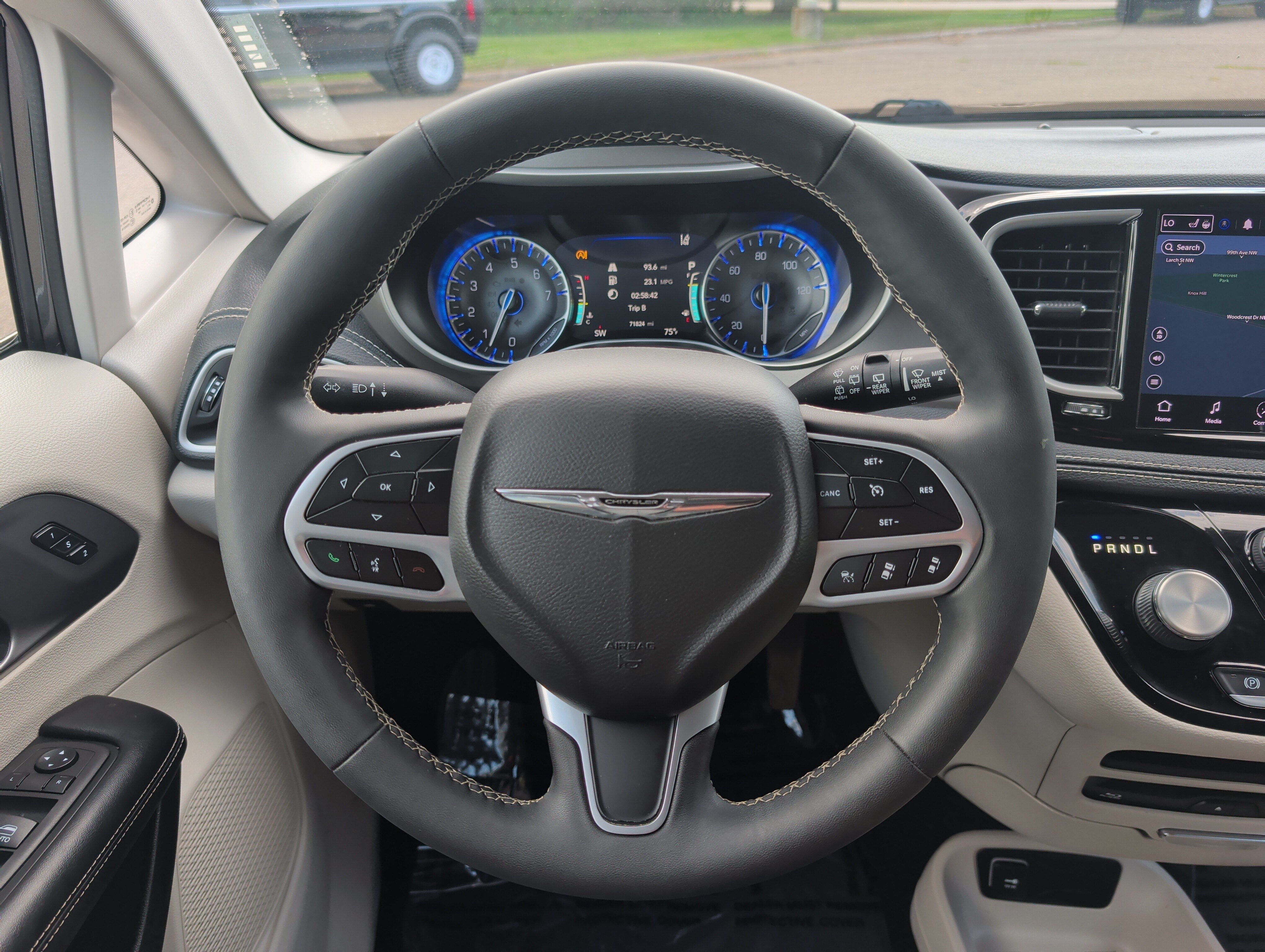 Used 2022 Chrysler Pacifica Touring-L w/ Uconnect Theater Family Group AWD/4WD image 22