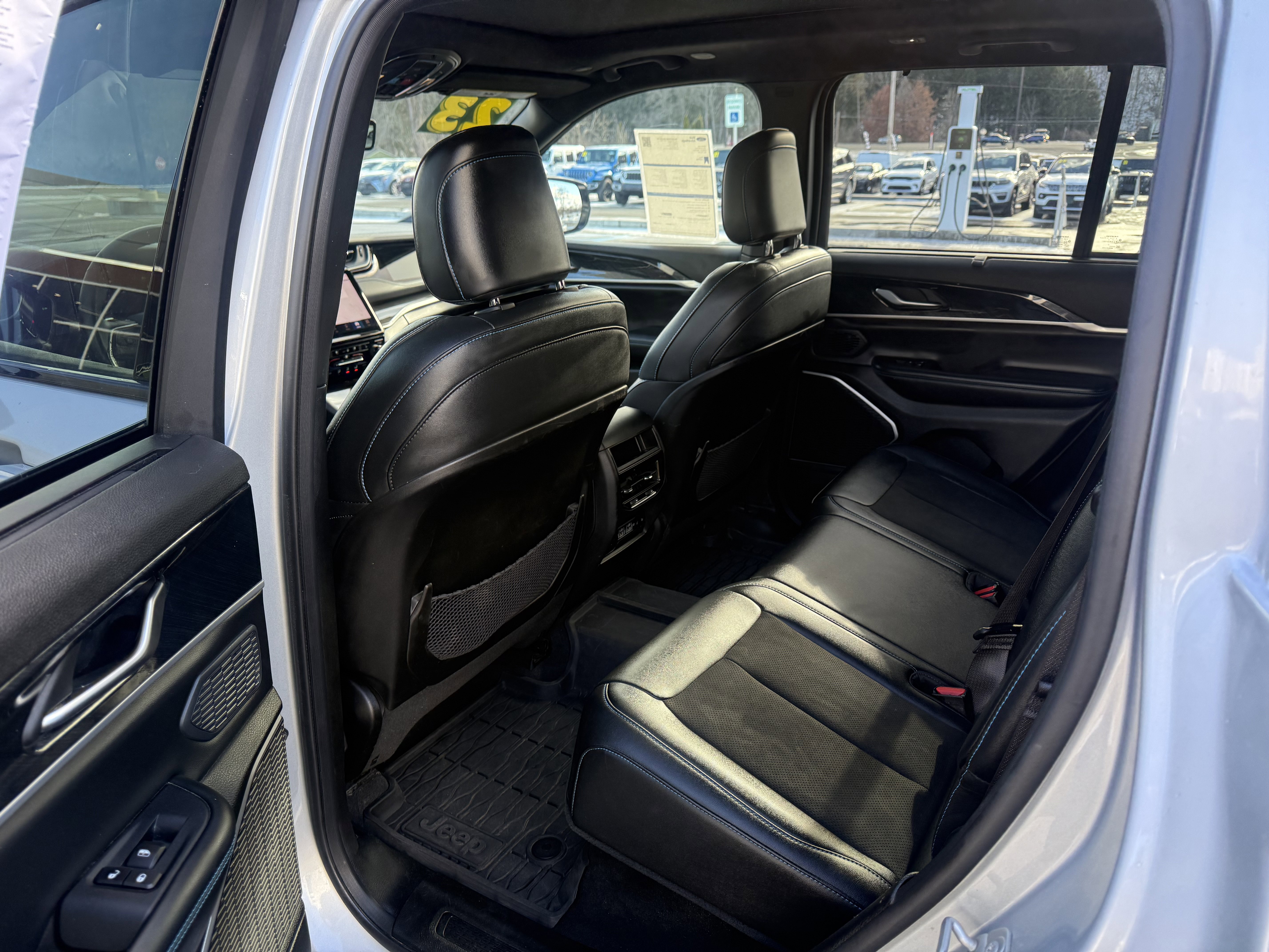 Used 2023 Jeep Grand Cherokee Trailhawk w/ Luxury Tech Group III image 8