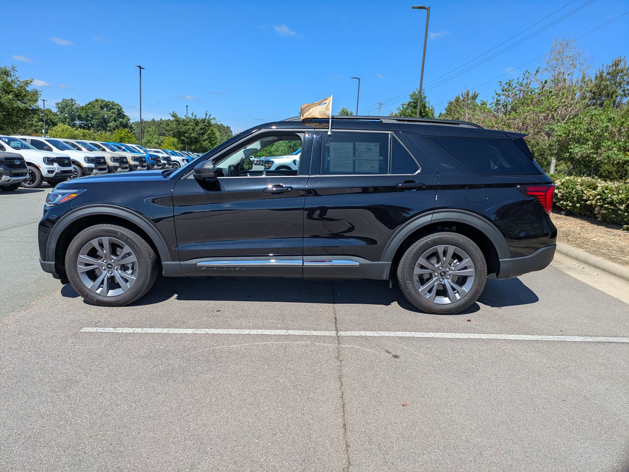Certified 2025 Ford Explorer Active w/ Active Comfort Package AWD/4WD image 7