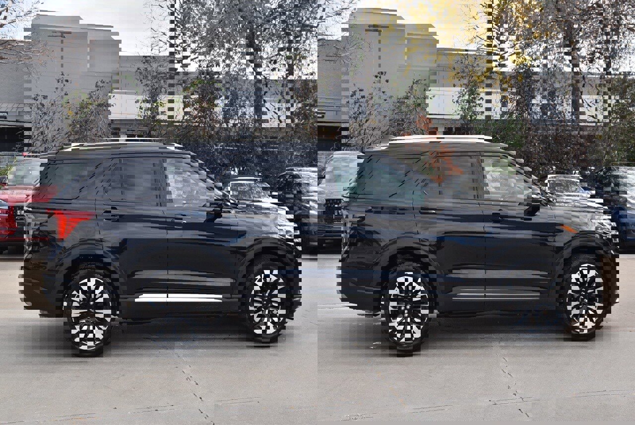 Certified 2025 Ford Explorer Platinum w/ LUX Leather Package image 6