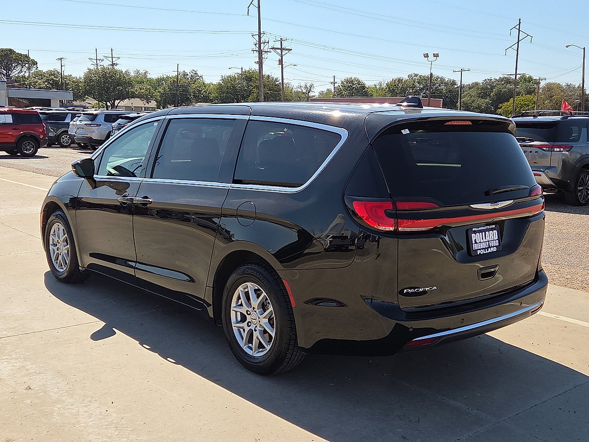Used 2024 Chrysler Pacifica Touring-L FWD image 3