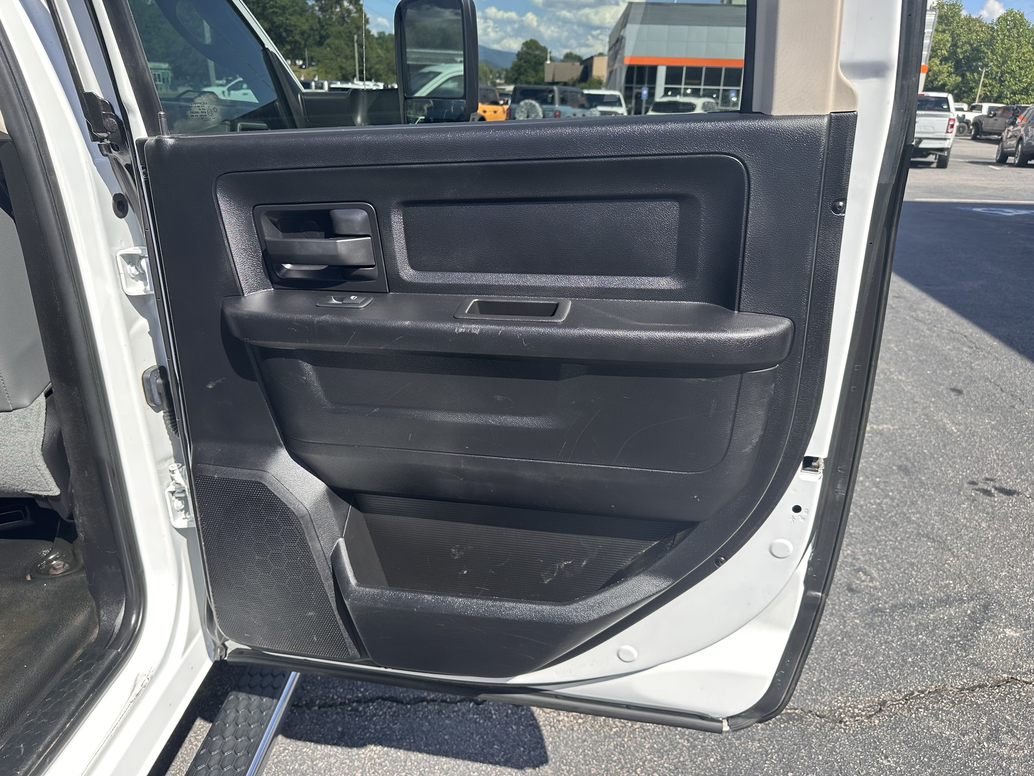 Used 2018 RAM 3500 Tradesman w/ Chrome Appearance Group RWD image 15