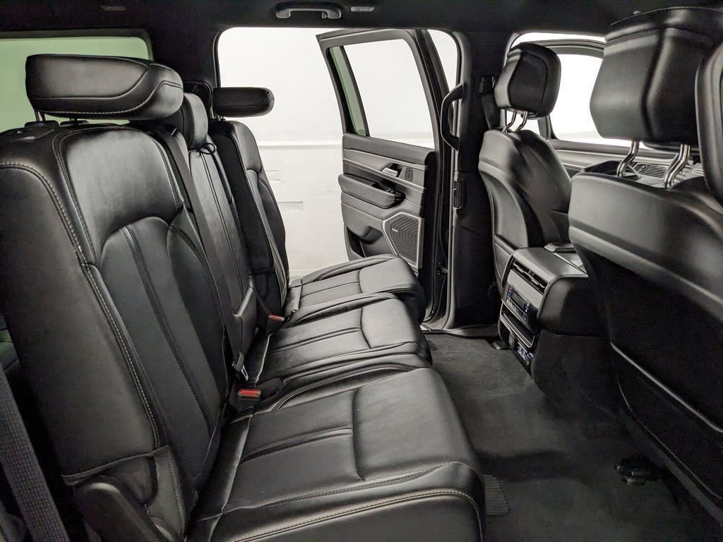 Used 2025 Jeep Wagoneer L Series II w/ 8-pass Seating Package AWD/4WD image 35