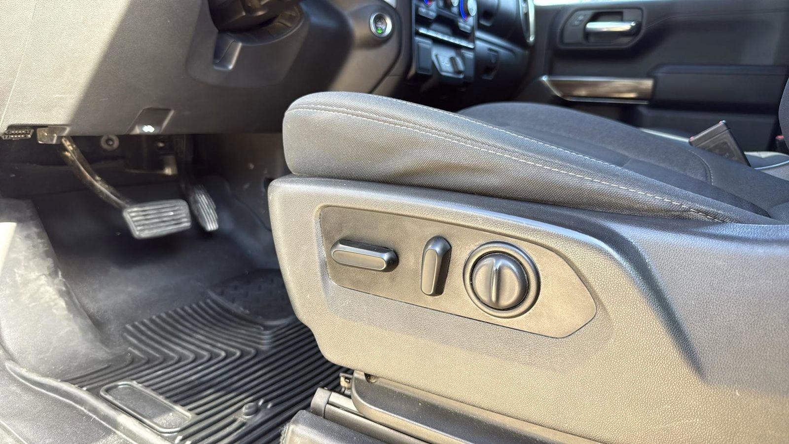 Used 2021 Chevrolet Silverado 1500 LT w/ Z71 Off-Road Package image 9