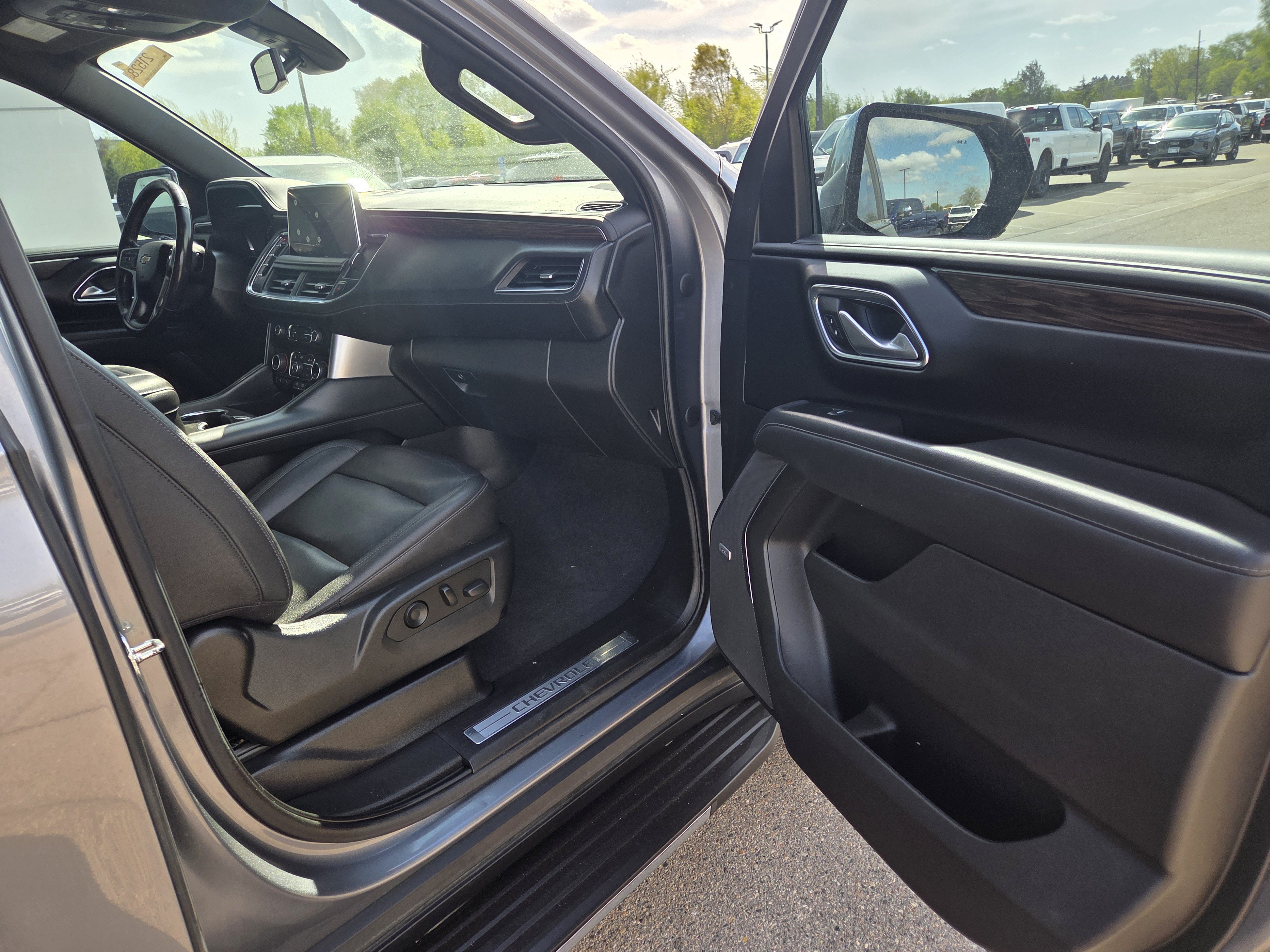 Used 2022 Chevrolet Suburban LT w/ Luxury Package AWD/4WD image 16