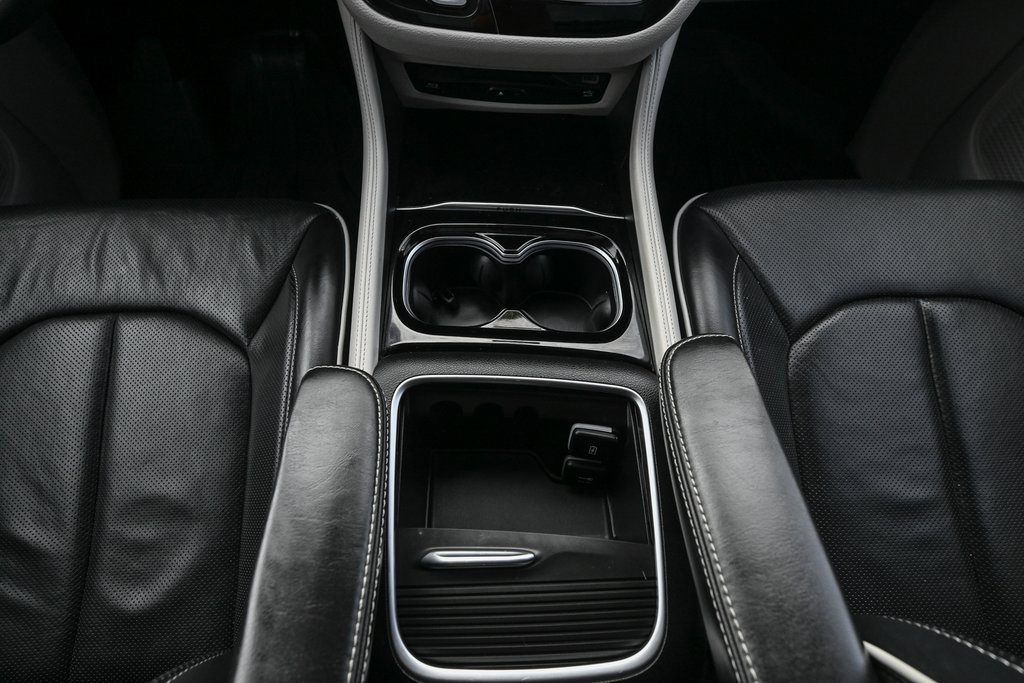 Used 2021 Chrysler Pacifica Limited w/ Uconnect Theater Family Group image 35