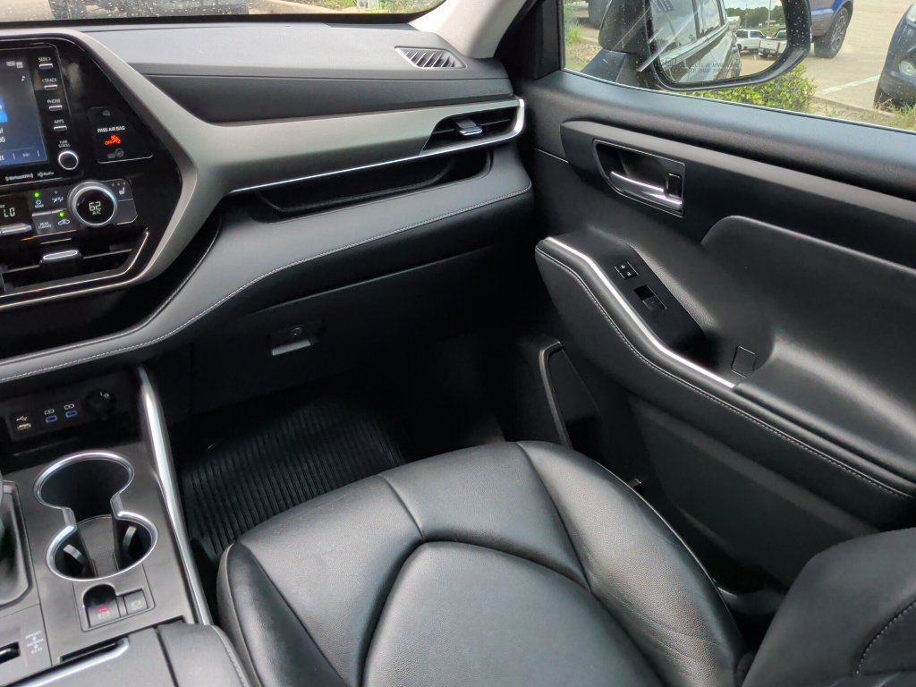 Used 2022 Toyota Highlander XLE FWD image 16
