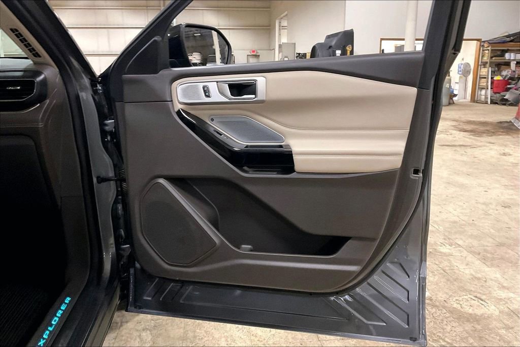 Certified 2021 Ford Explorer Platinum w/ Equipment Group 601A image 23
