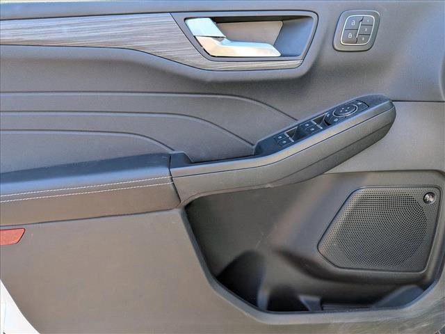 Certified 2025 Ford Escape SE w/ PHEV Premium Package FWD image 10