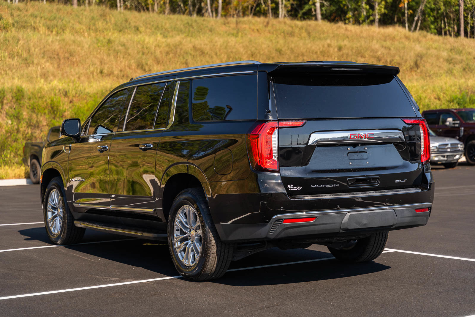 Used 2023 GMC Yukon XL SLT w/ SLT Premium Package AWD/4WD image 5