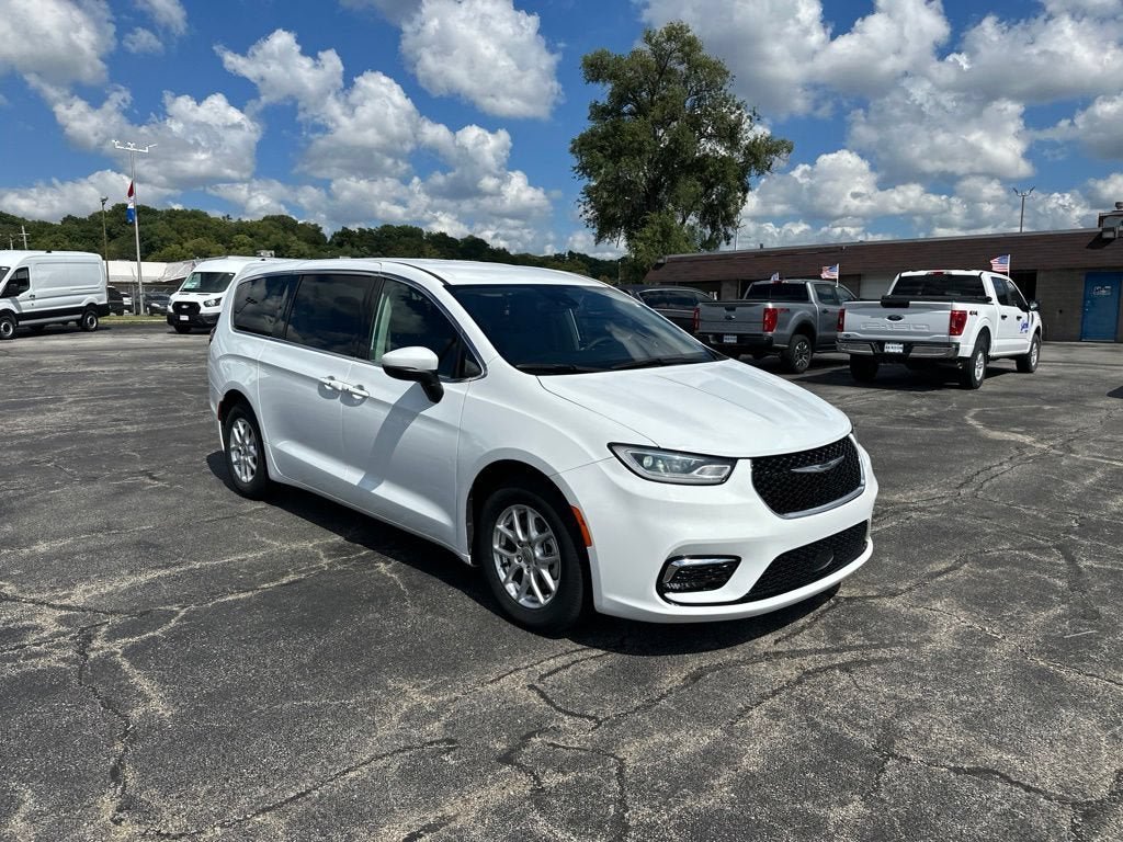 Used 2023 Chrysler Pacifica Touring-L FWD image 3