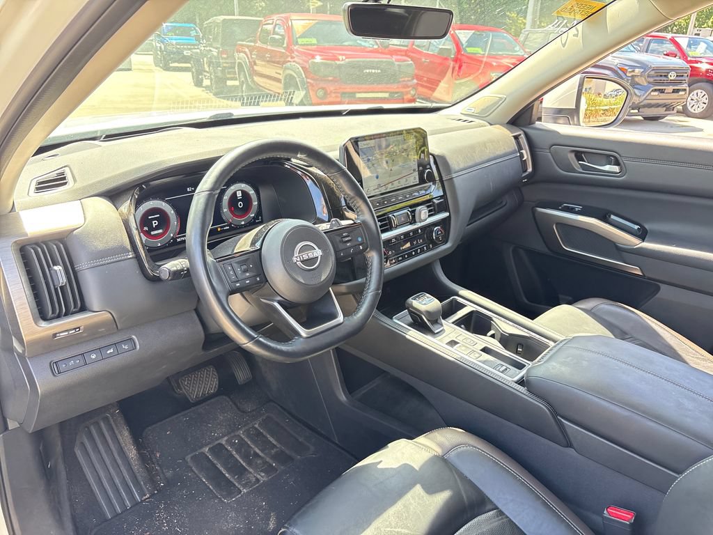 Used 2024 Nissan Pathfinder Platinum w/ Black Appearance Package FWD image 6