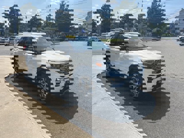 Certified 2022 Ford Explorer Limited w/ Equipment Group 301A image 6