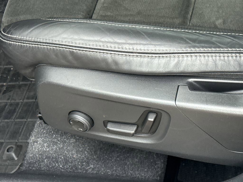 Used 2019 Volvo XC40 T5 R-Design image 24