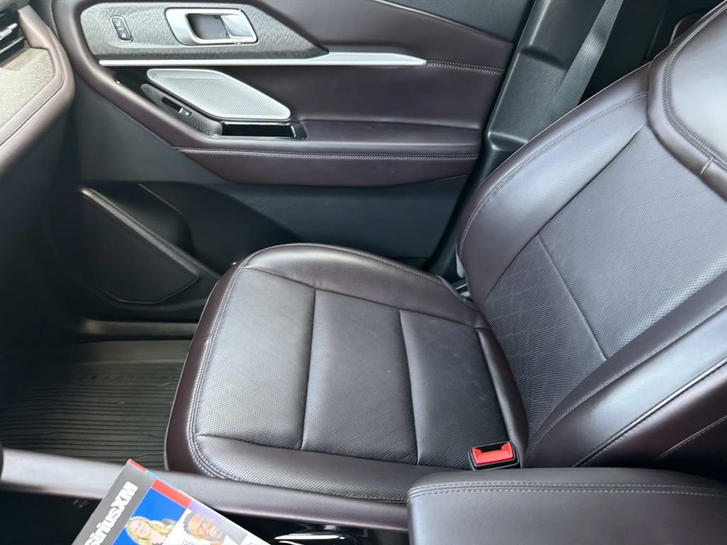 Certified 2025 Ford Explorer Platinum RWD image 19