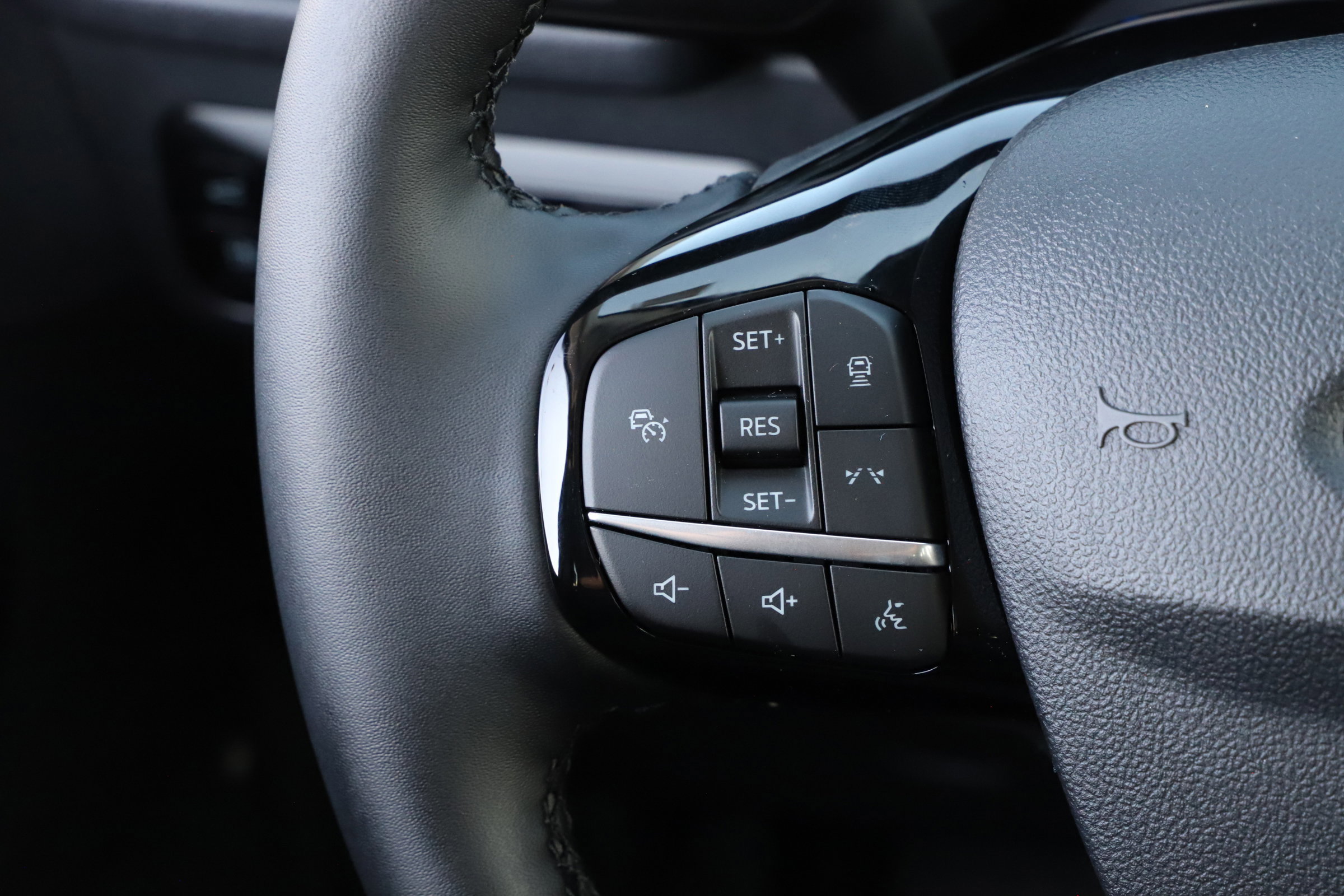 Certified 2025 Ford Escape PHEV image 25