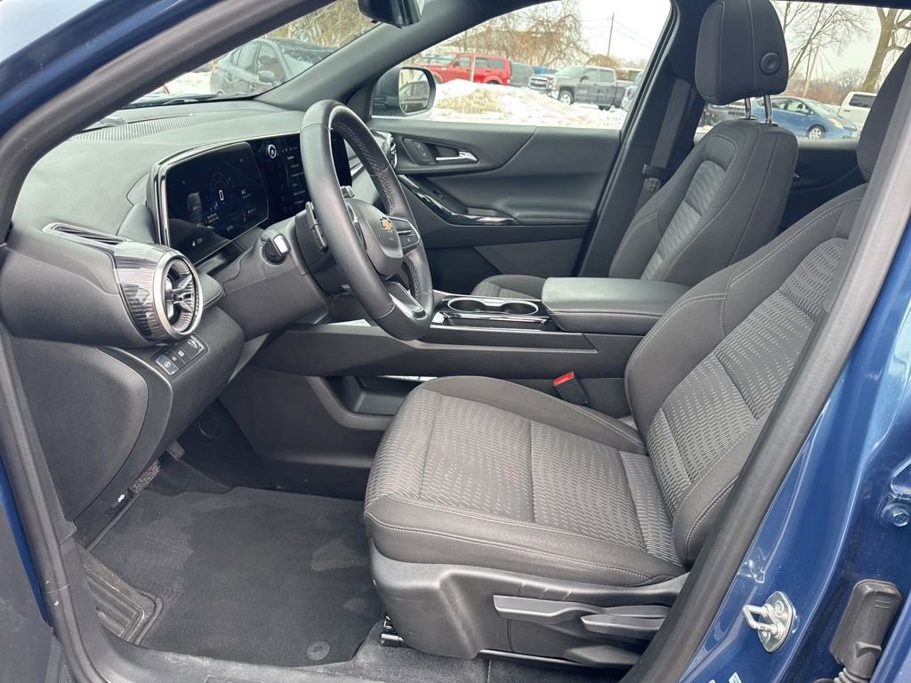 Used 2025 Chevrolet Equinox LT w/ Safety and Technology Package image 3