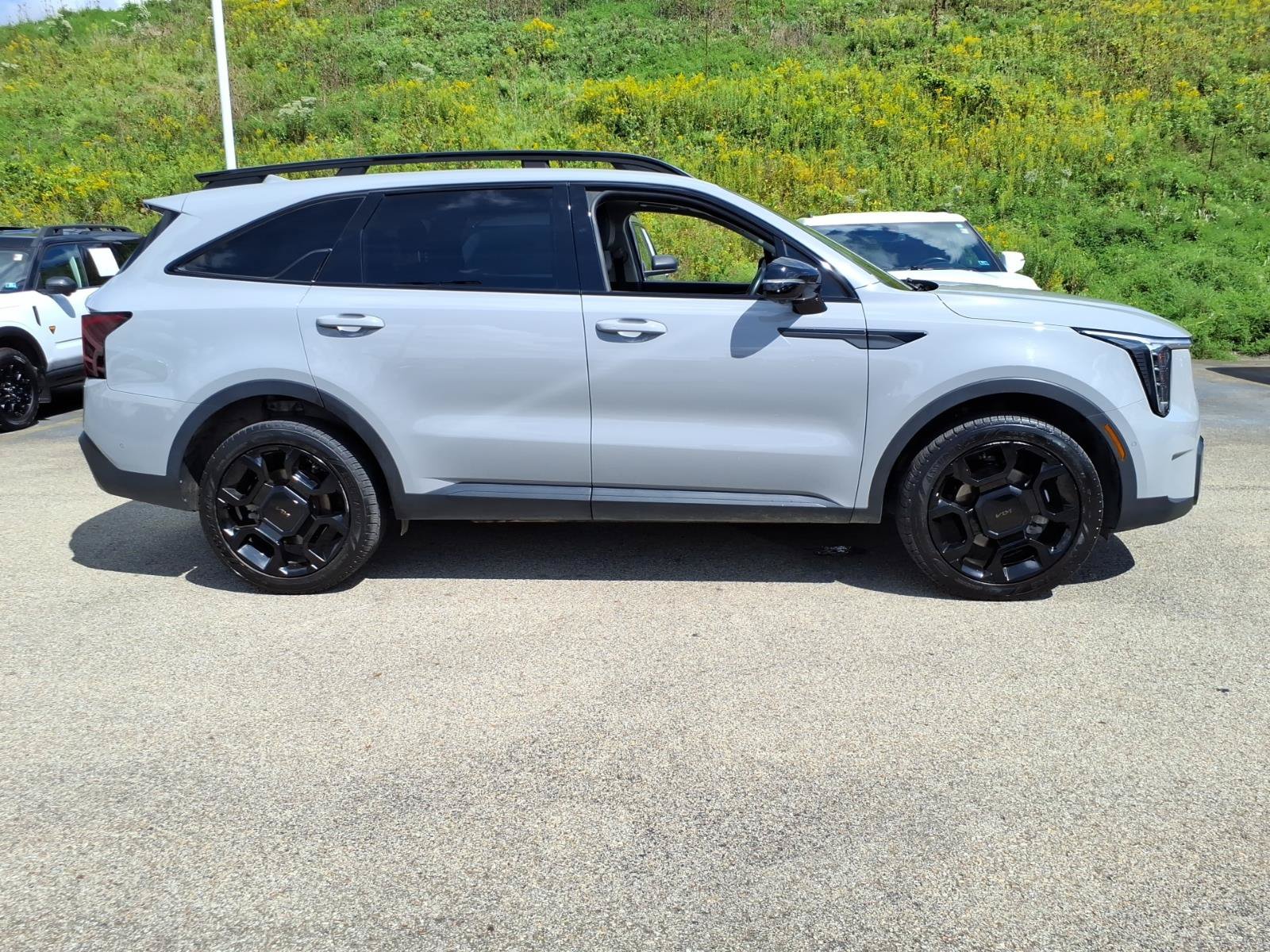 Used 2025 Kia Sorento SX AWD/4WD image 2