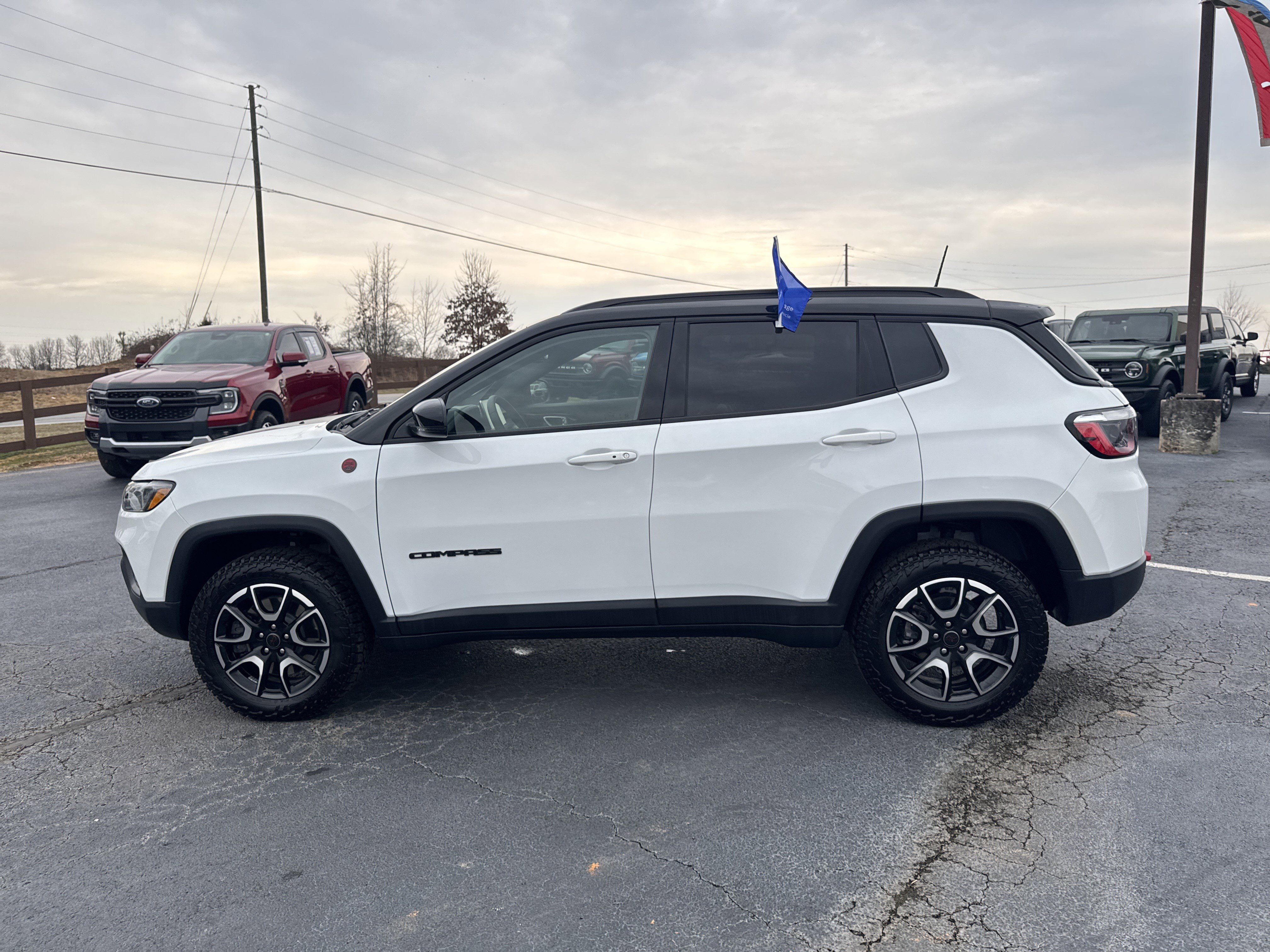Used 2025 Jeep Compass Trailhawk image 8