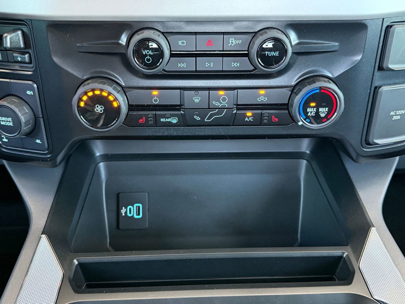 Certified 2025 Ford F250 XLT w/ Black Appearance Package AWD/4WD image 31