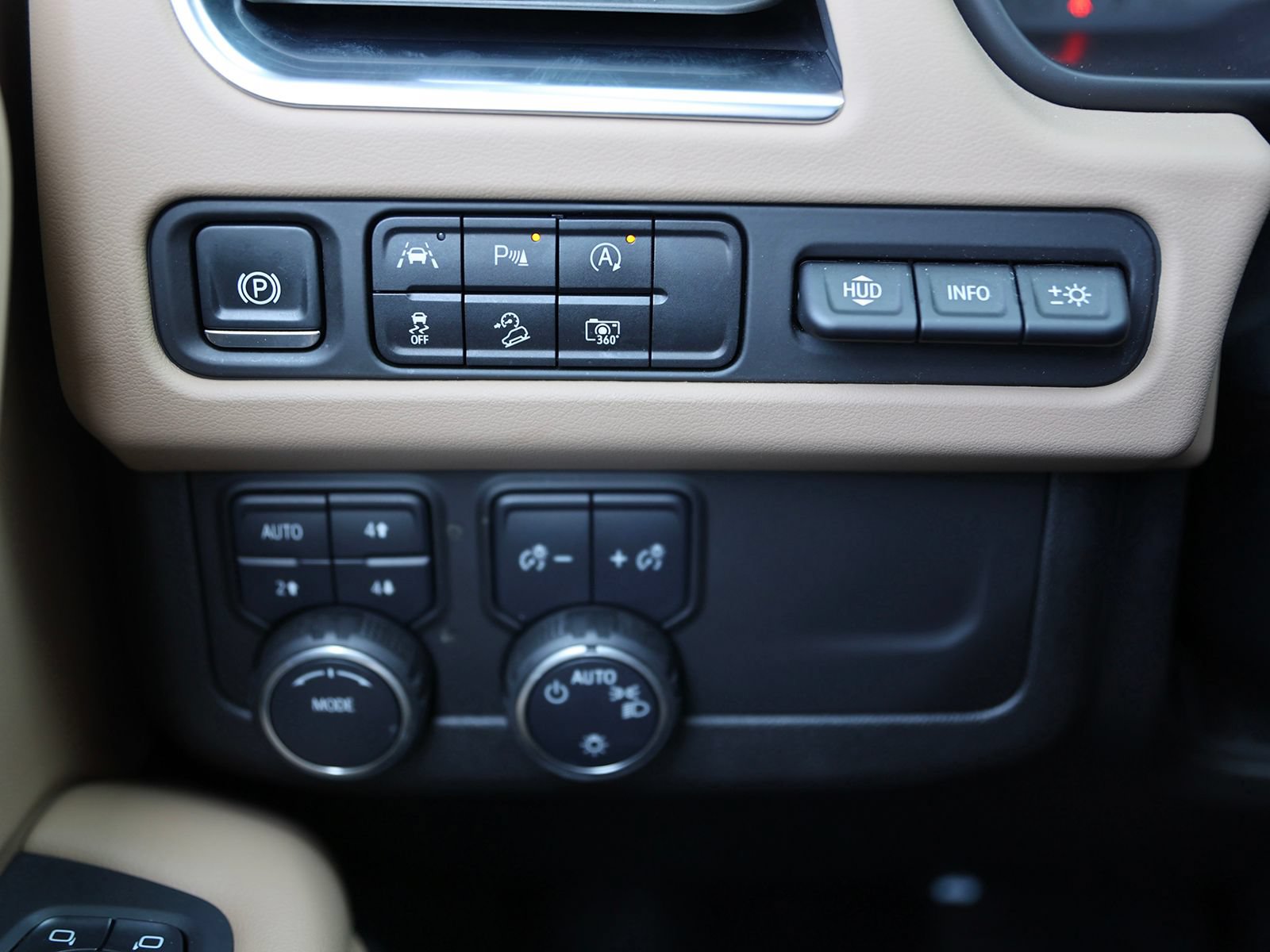 Used 2024 Chevrolet Tahoe Premier AWD/4WD image 38