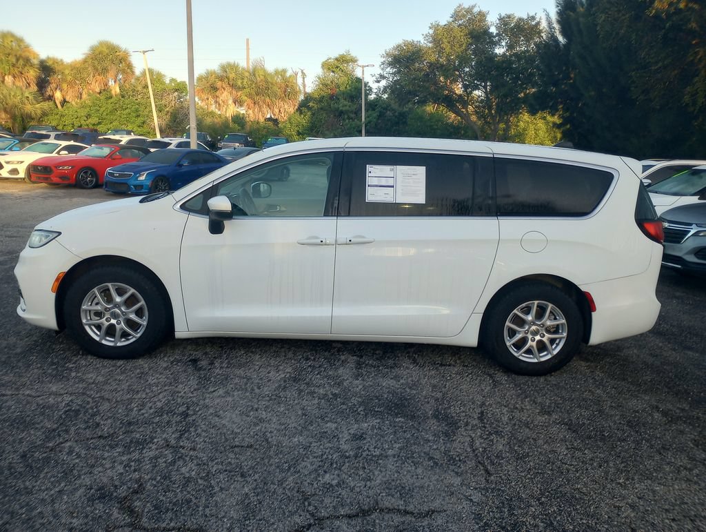 Used 2023 Chrysler Pacifica Touring-L FWD image 4