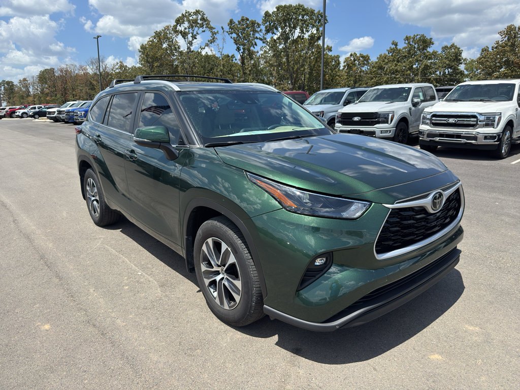 Used 2024 Toyota Highlander XLE FWD image 3
