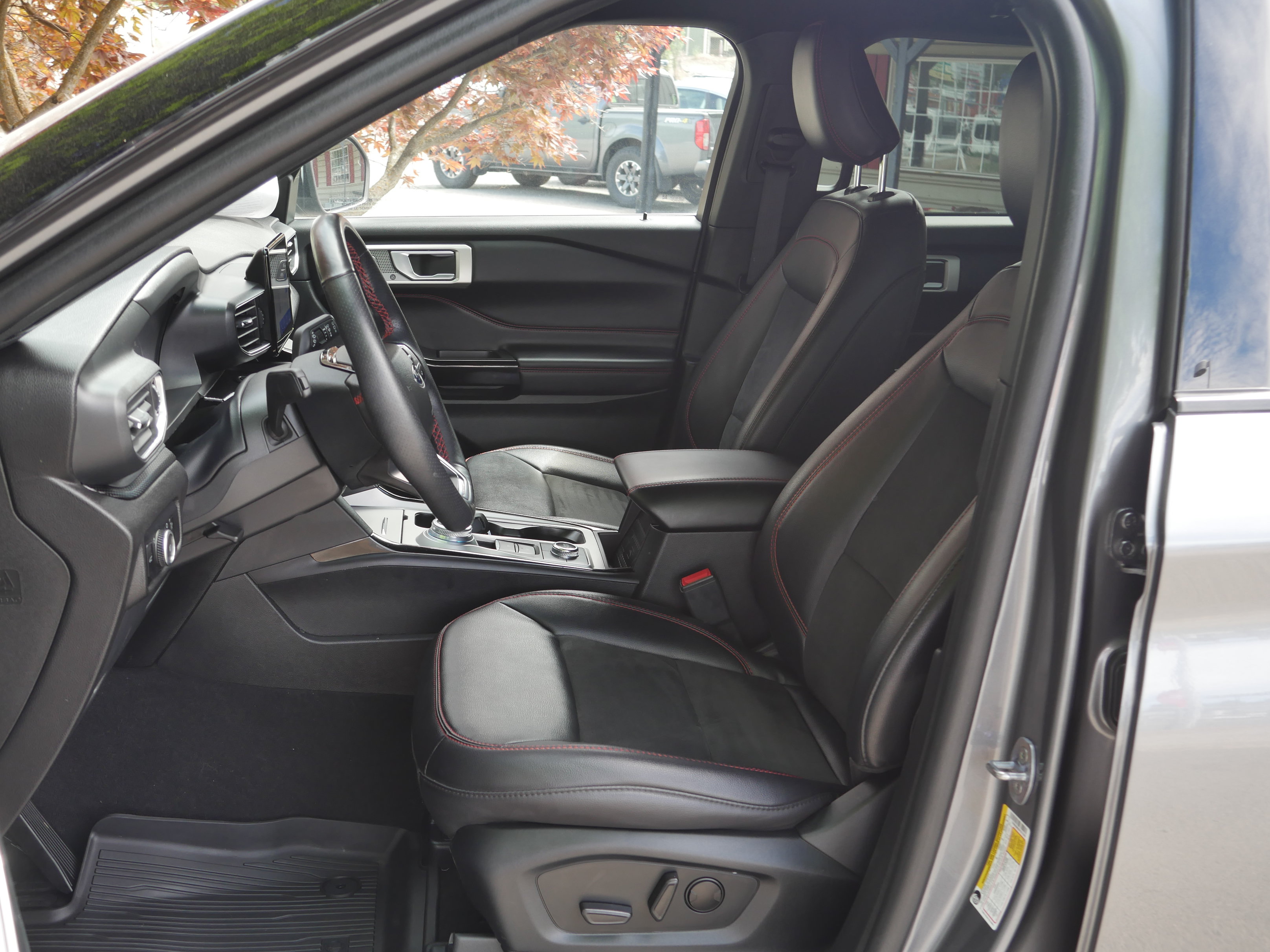 Certified 2023 Ford Explorer ST-Line w/ Class IV Trailer Tow Package AWD/4WD image 3