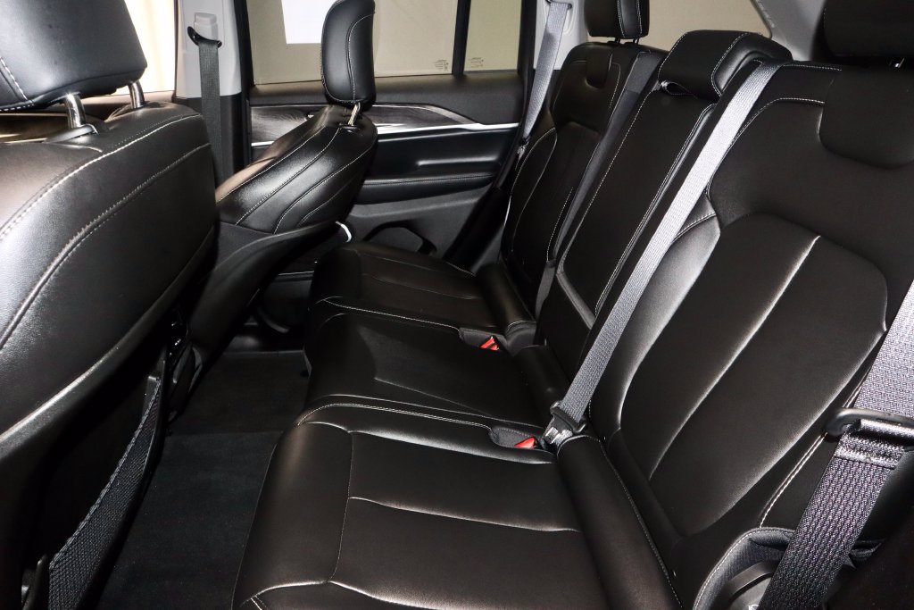 Used 2024 Jeep Grand Cherokee Limited AWD/4WD image 23