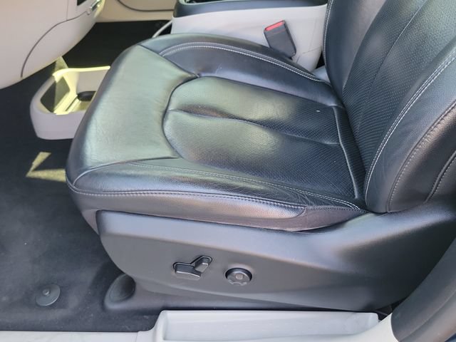 Used 2022 Chrysler Pacifica Touring-L FWD image 22