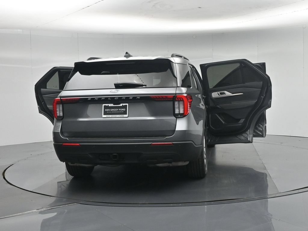 Certified 2025 Ford Explorer Active RWD image 35