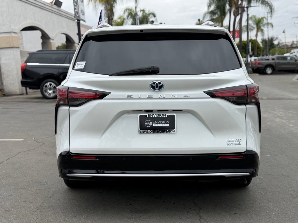 Used 2024 Toyota Sienna Limited FWD image 10