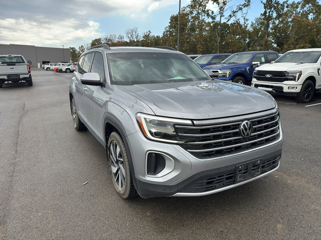 Used 2024 Volkswagen Atlas SE w/ Panoramic Sunroof Package FWD image 3